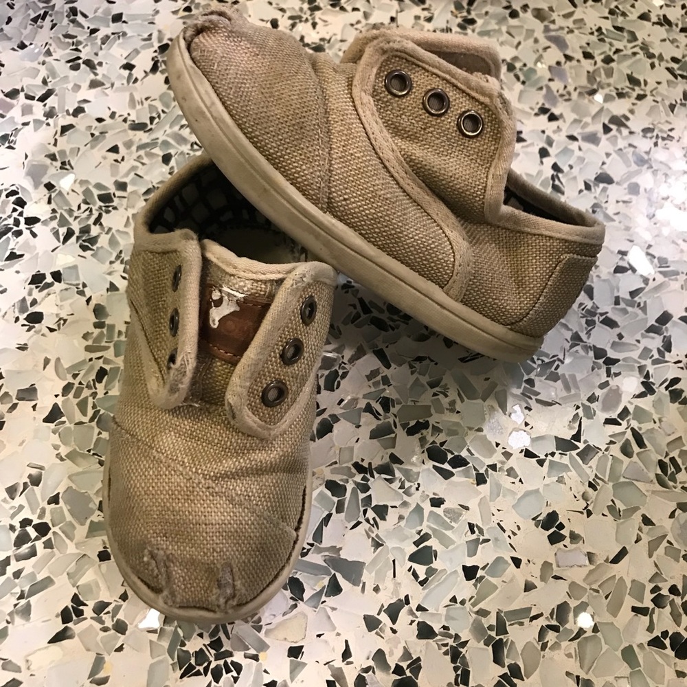 Khaki nude tan toms